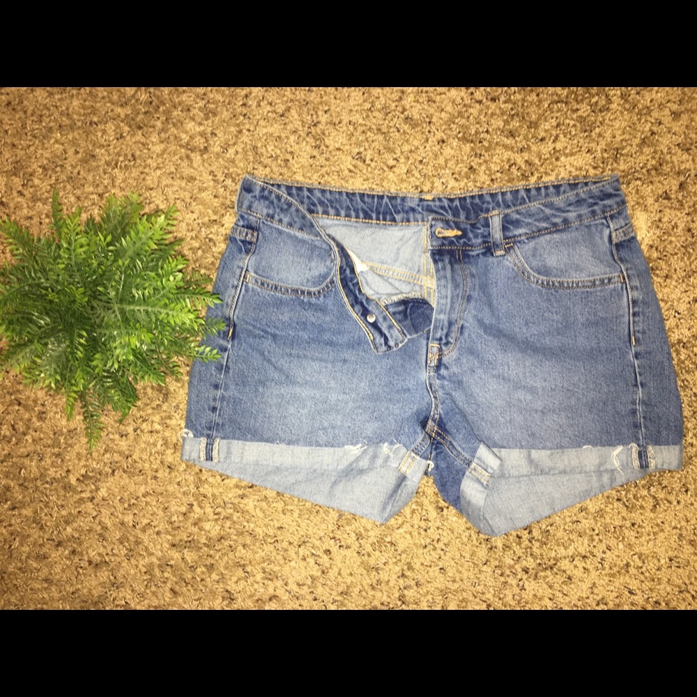 Mid/ high rise shorts